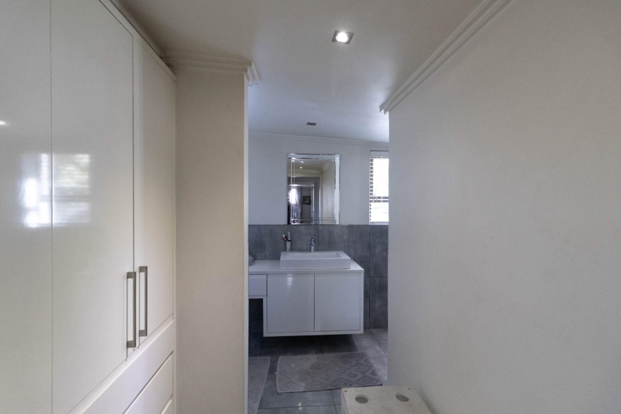 4 Bedroom Property for Sale in Sandbaai Western Cape